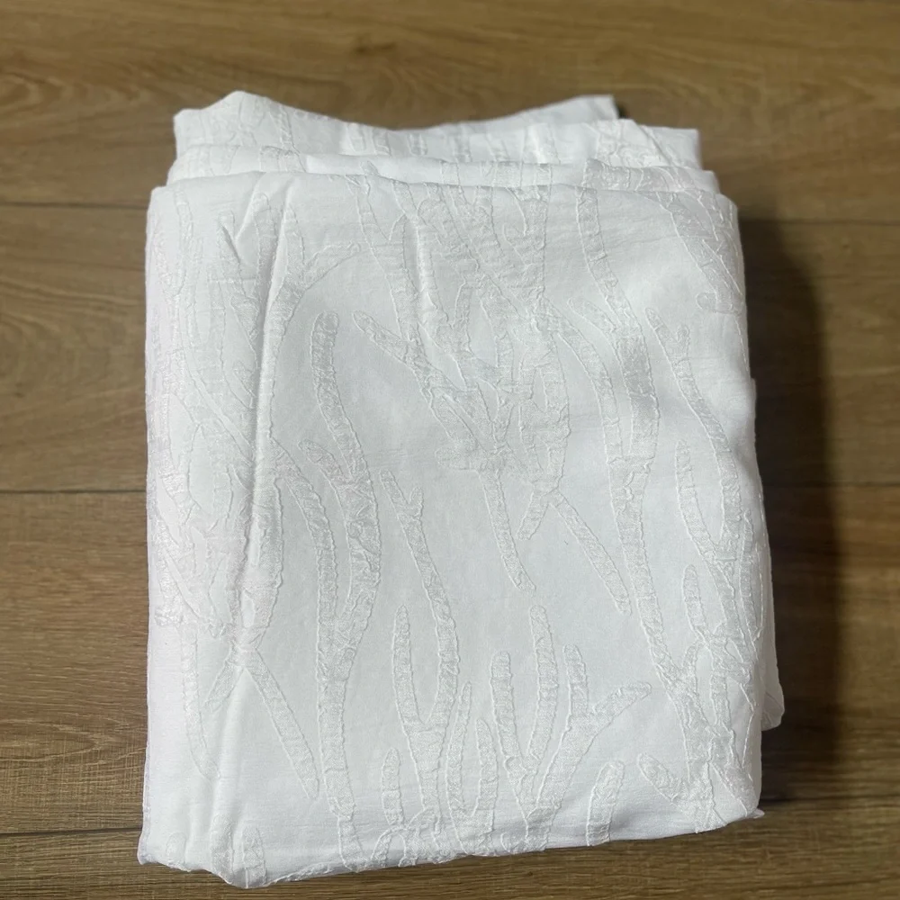 Duvet cover king size by guest supply , 100% polyester, White Textured Fabric